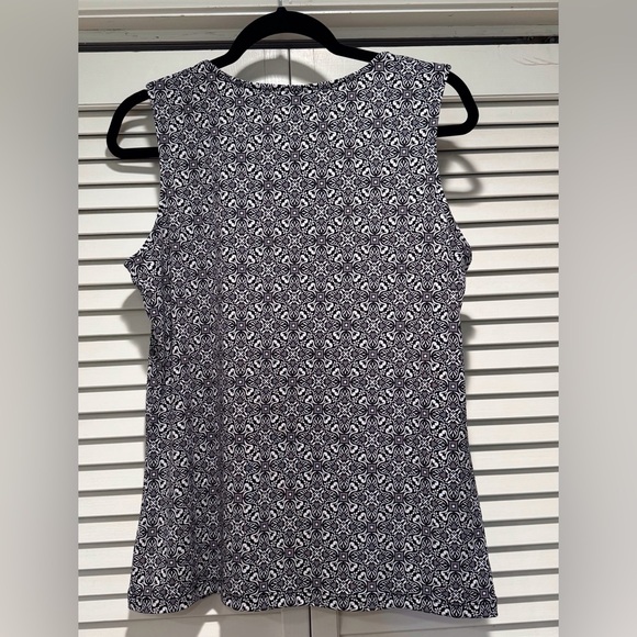 TAHARI—Sz. M, Black, White, Gray, Sleeveless Top w/ Metal Bar Detail @ Necline - Picture 2 of 4